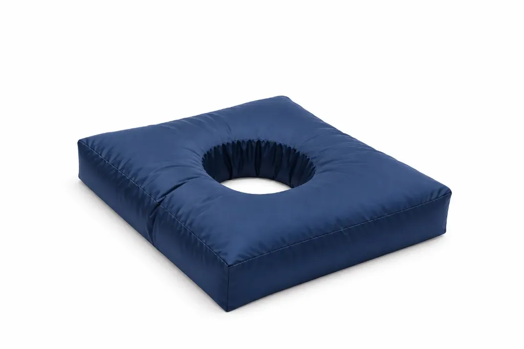 כרית ישיבה עם חור לטחורים ופצעי לחץ. Donut Seat Cushion. מילוי סיליקור. צלע 40, גובה 10 ס"מ. ס.מדיק יבוא