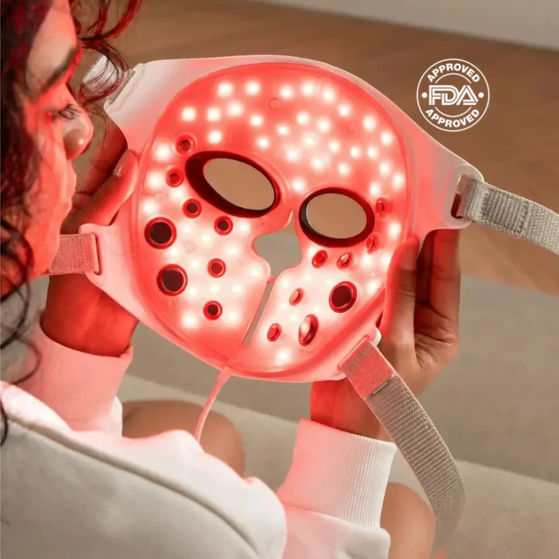 [990371] מסכת LED ו-EMS לפנים לטיפוח ומיצוק העור. 6 אורכי גל LED ו-NIR, 16 אלקטרודות EMS ו-8 רמות עוצמה. טיפול של 10 דקות. מאושר FDA ואמ״ר. Silk'n LED EMS Face Mask