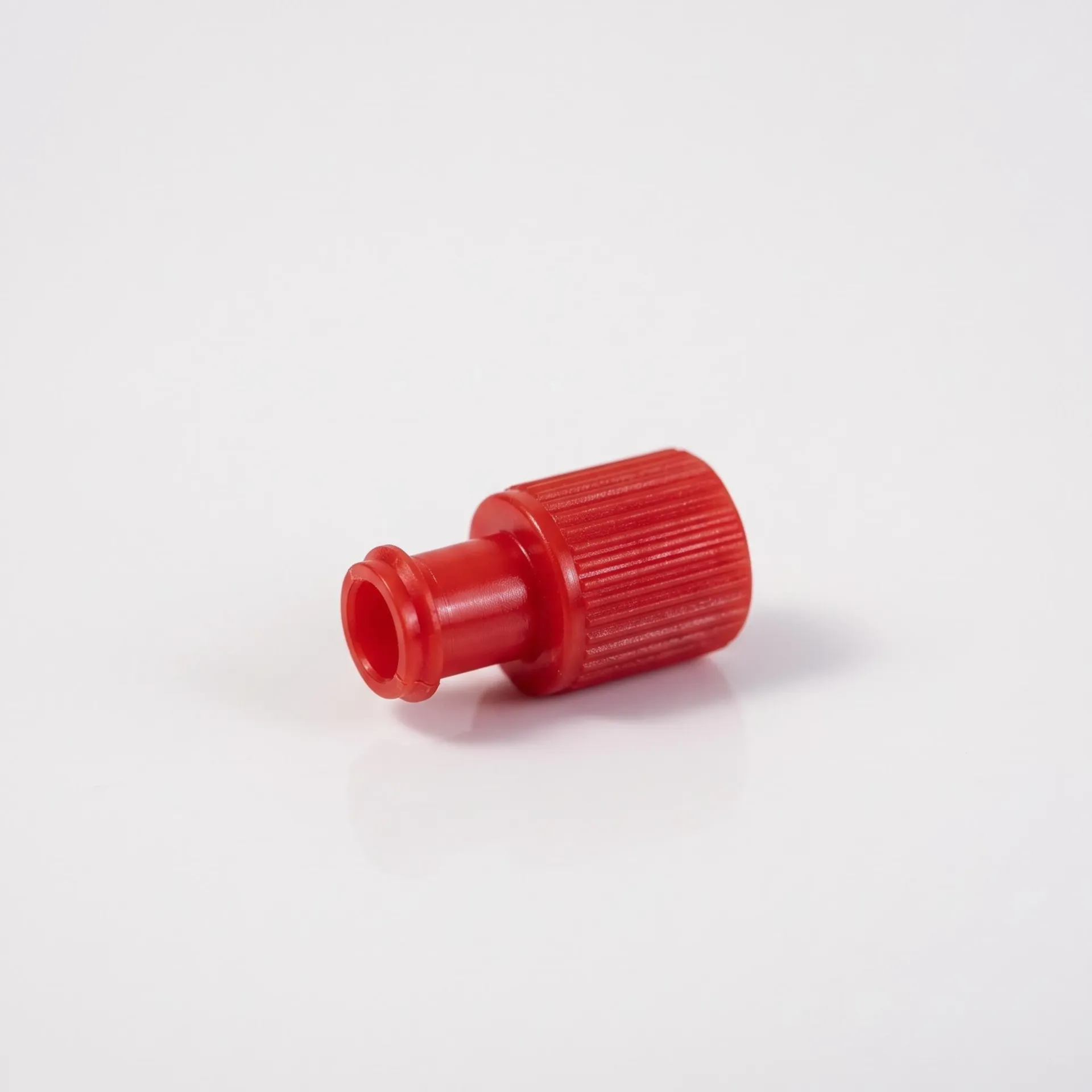 פקק קומבי אדום למזרק Medicpro (לואר לוק זכר ונקבה). Combi Stopper Red Luer Lock Cap. סטרילי לשימוש חד פעמי. אריזה של 100 יחידות. ס.מדיק יבוא