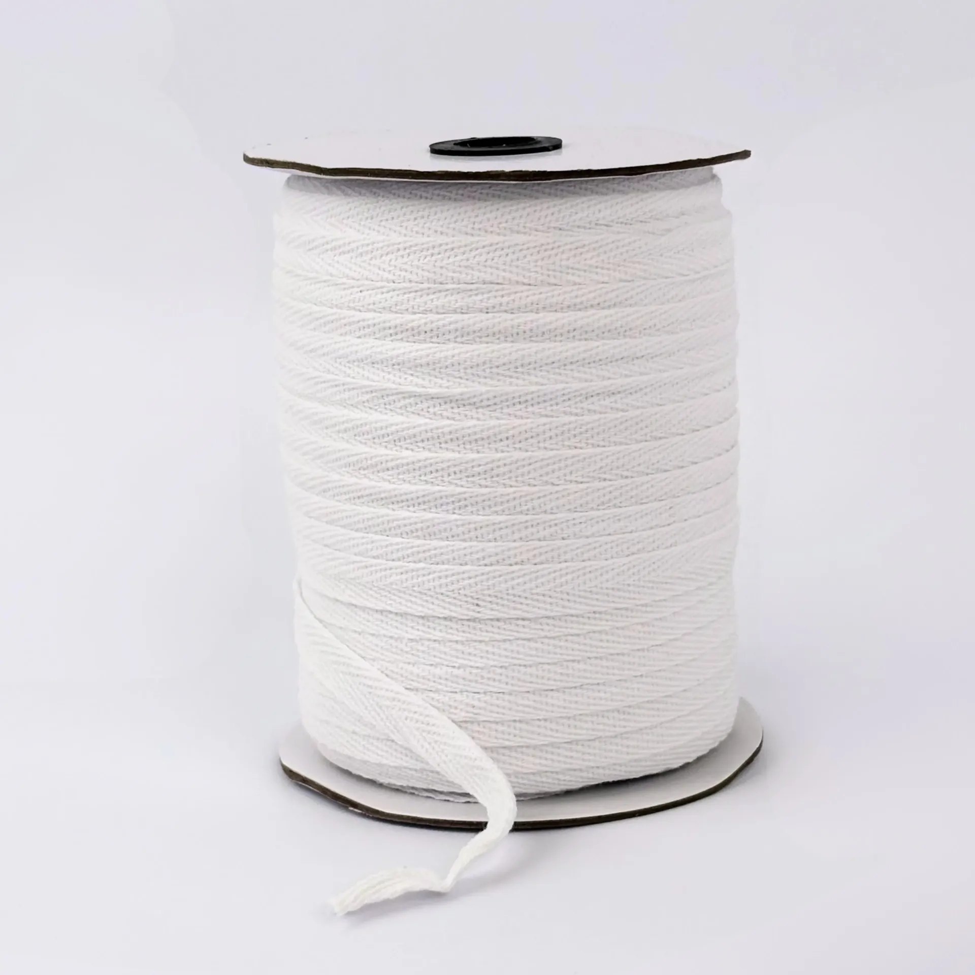 [341208] שרוך לקיבוע טובוס. גליל 100 מטר. Endotracheal Tube Tie Roll. שטוח 10 מ"מ. לקיבוע הטובוס לראש המטופל במהלך אינטובציה. ס.מדיק יבוא