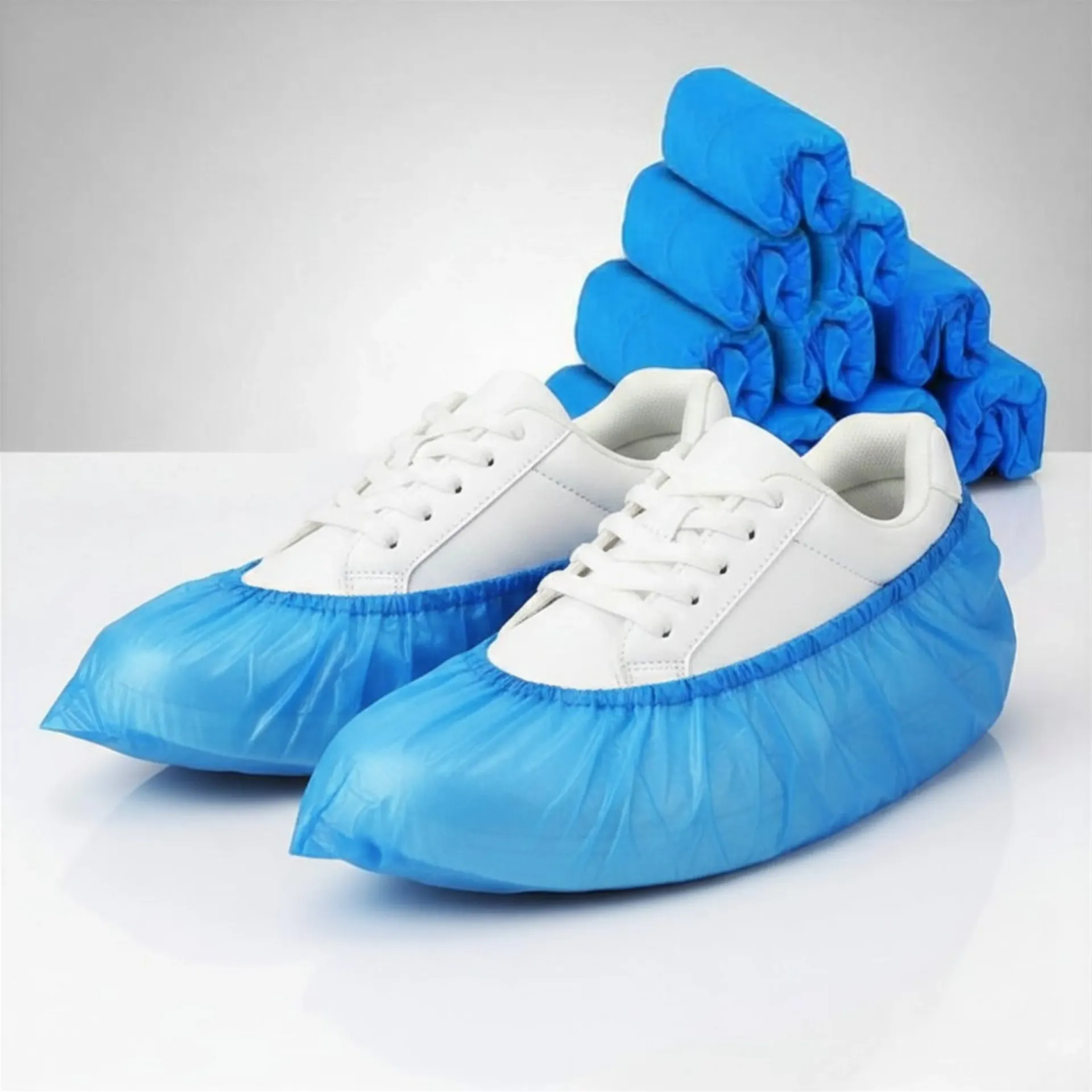 [462204] כיסוי נעל אל בד חד פעמי. Disposable Non-Woven Shoe Covers. כחול. גומי אלסטי. 100 יחידות במארז. ס.מדיק יבוא