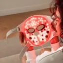 מסכת LED ו-EMS לפנים לטיפוח ומיצוק העור. 6 אורכי גל LED ו-NIR, 16 אלקטרודות EMS ו-8 רמות עוצמה. טיפול של 10 דקות. Silk'n LED EMS Face Mask